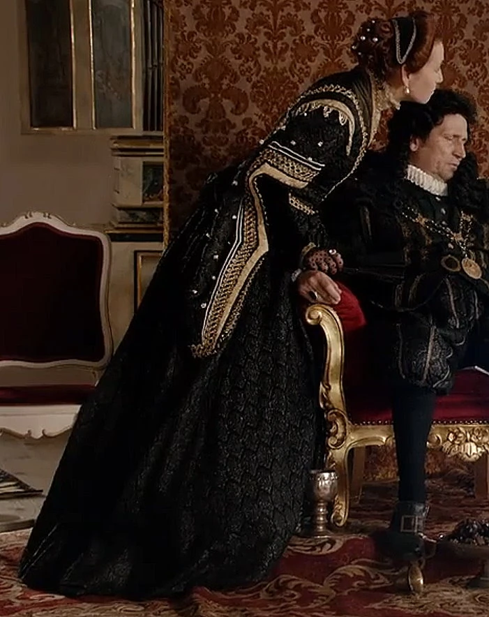 Ulrike Krumbiegel as Edeltraud wearing a black and gold gown in the 2013 film "Märchenperlen: Die goldene Gans."