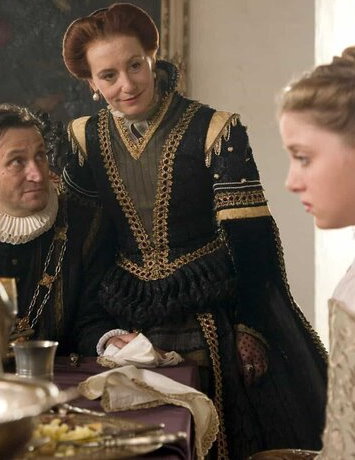 Ulrike Krumbiegel as Edeltraud wearing a black and gold gown in the 2013 film "Märchenperlen: Die goldene Gans."